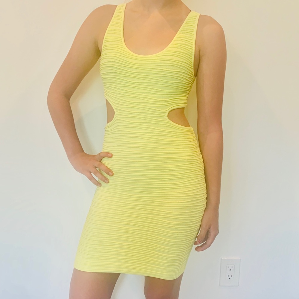 Bebe body con yellow dress